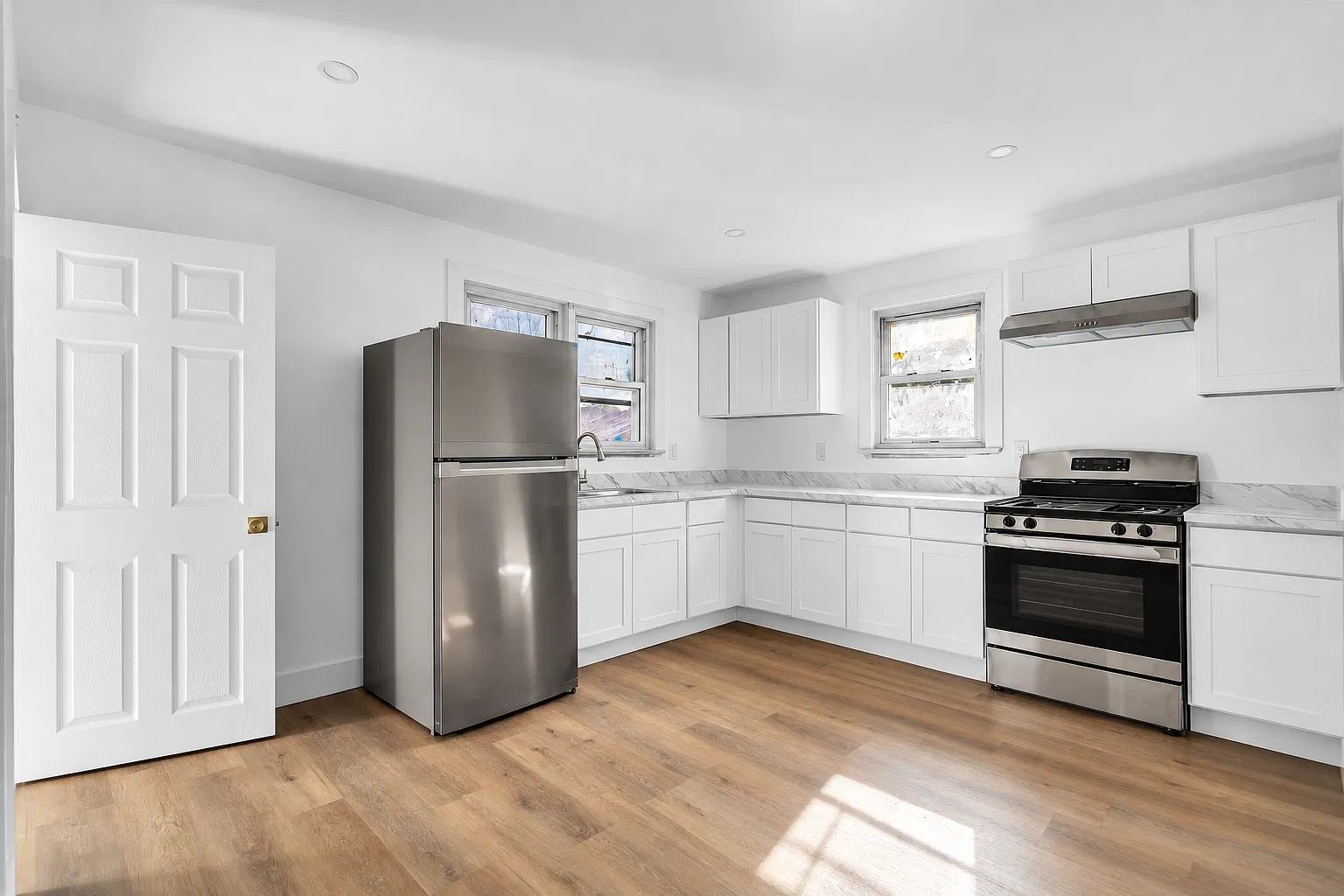 3 bed, 850 sqft, $2,200 — Photo 3