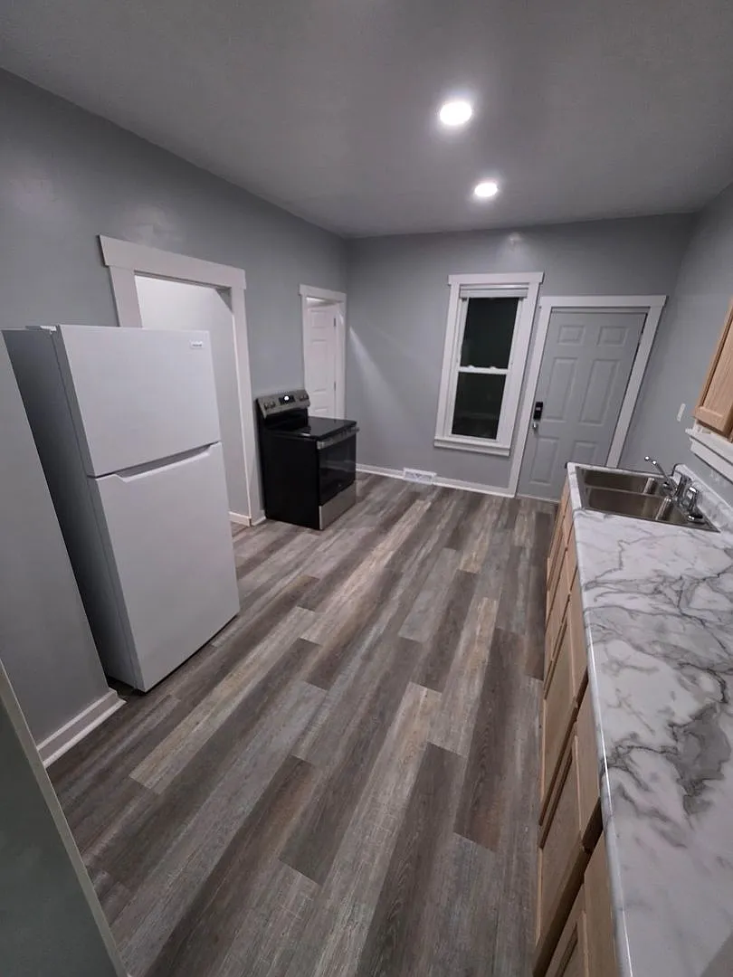 1344 Oakes St Duplex — Photo 2
