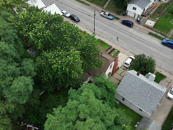 3rd image of 812 Cedar St