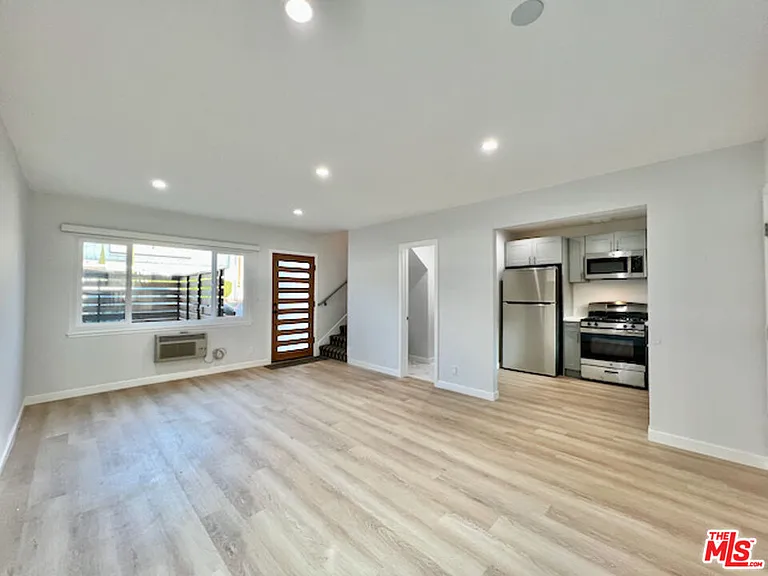 901 S Barrington Ave — Photo 11