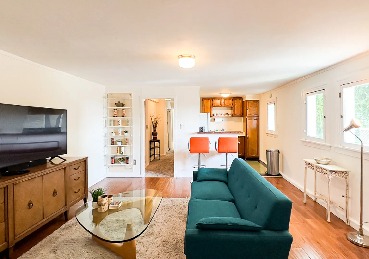 Beautuful! A Mid Century Retreat Tucked in the Los Feliz Hills. — Photo 1