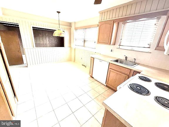 4th image of 302 Provincetown Rd