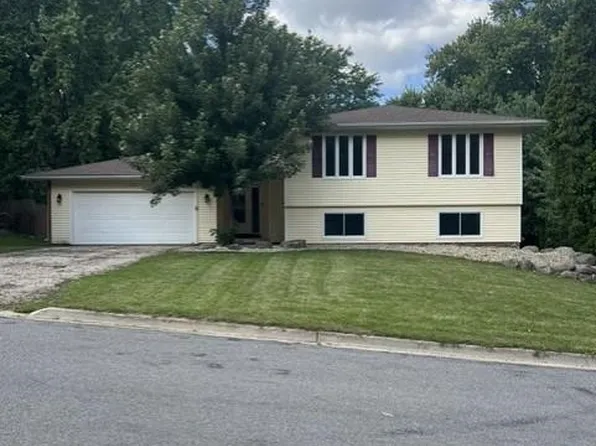 2727 Tami Trl, Fitchburg, WI 53711