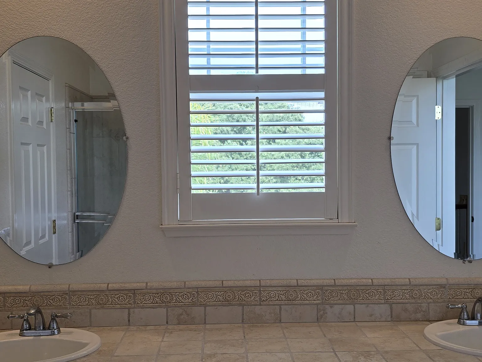 6 bed, 5.5 bath, 4500 sqft, $1,500 — Photo 1