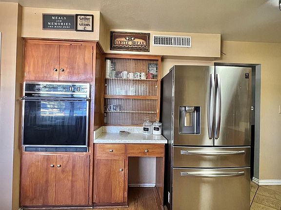 3rd image of 907 N Pecan Dr