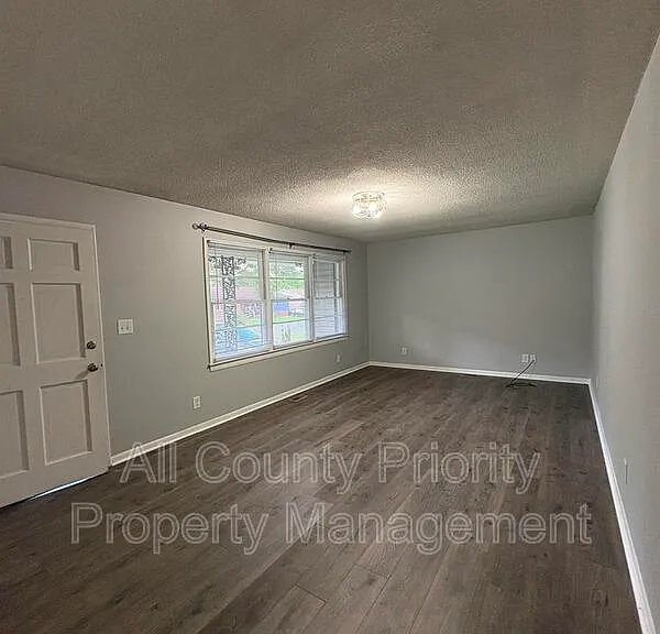 513 W Jones Ave — Photo 3