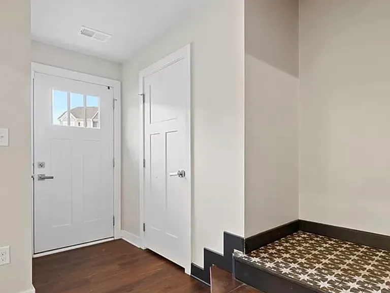 902 Avast Way — Photo 4