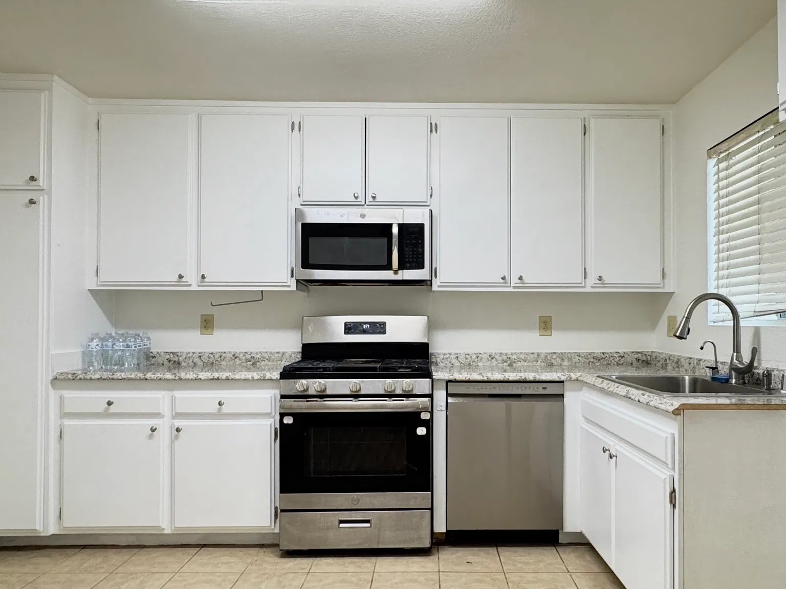 2 bed, 829 sqft, $2,490 — Photo 2
