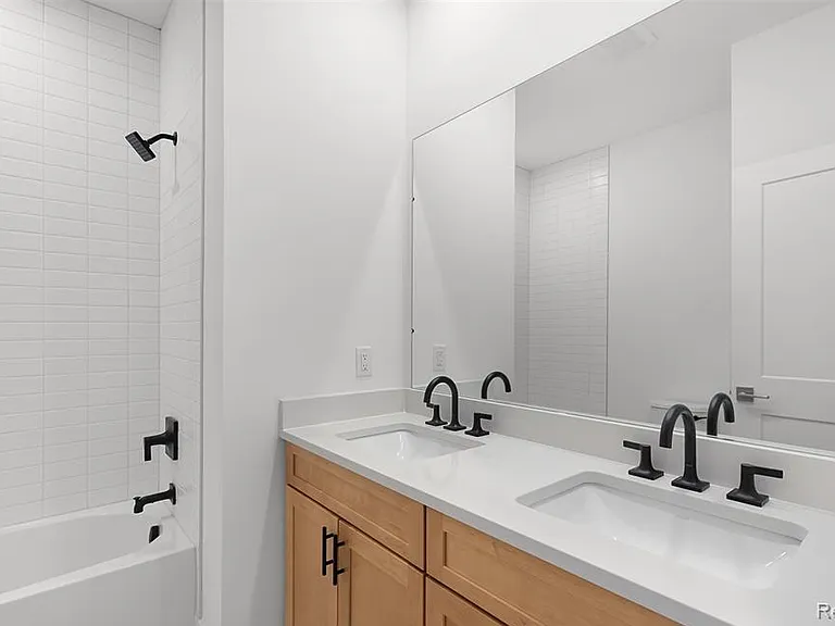 412 S Ctr — Photo 25