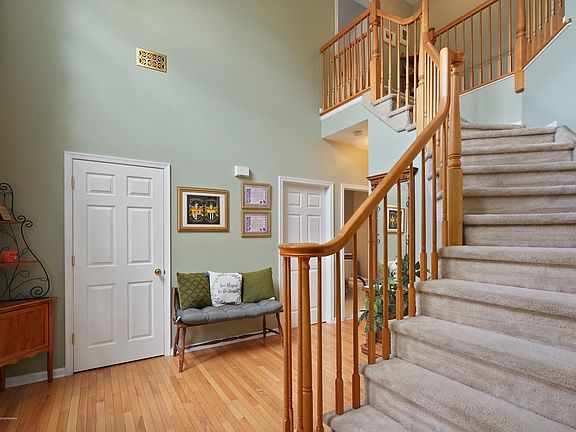 5th image of 19 Regina Dr
