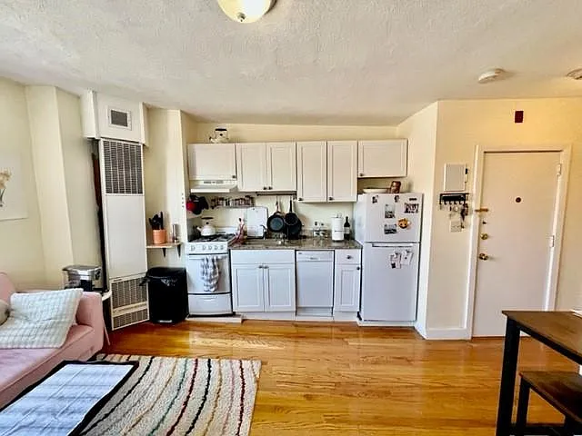 2 bed, 700 sqft, $3,500 — Photo 2