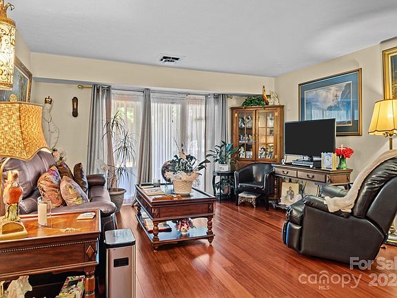 3rd image of 427 6th Ave W APT A15
