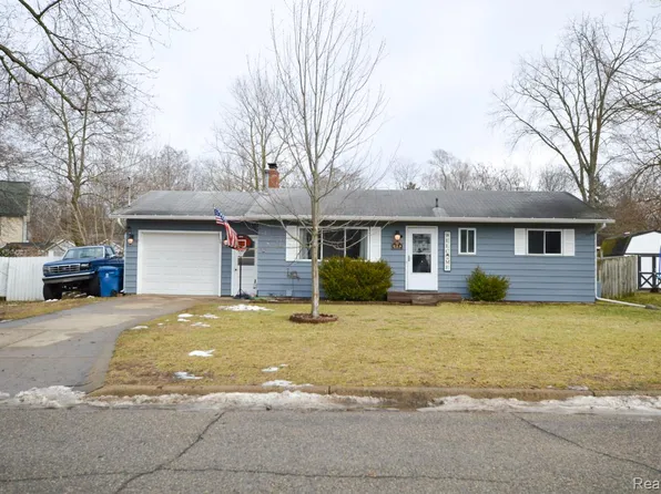 214 Willow Ln, Linden, MI 48451