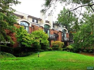 10 Lowell Ct, Teaneck, NJ 07666