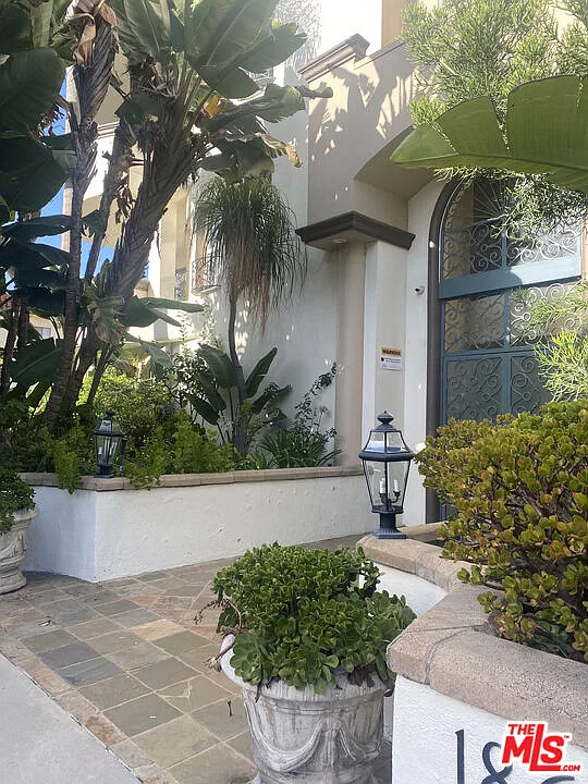 3 bed, 3.0 bath, 1866 sqft, $5,100 — Photo 2
