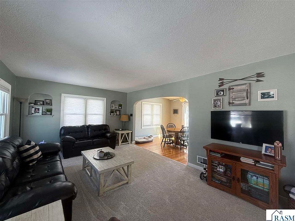 2nd image of 415 Hoffman Cir