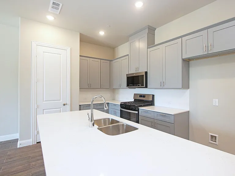 4255 Shavano Dr — Photo 8