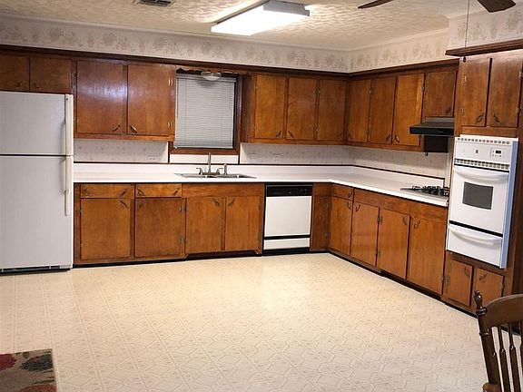 3rd image of 203 Mary Ann Ave