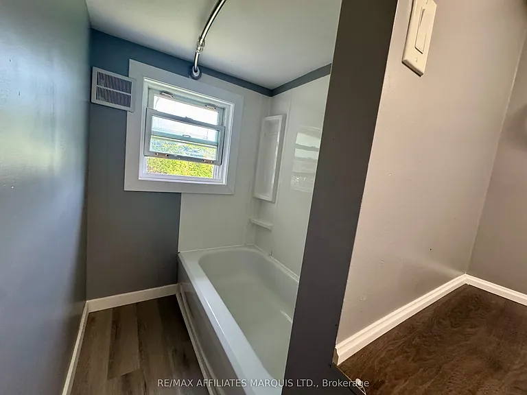 321 Water St E — Photo 9