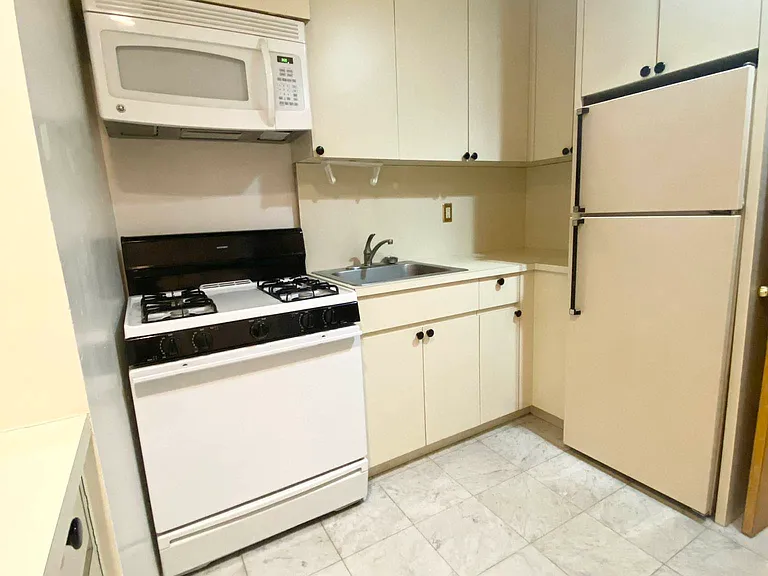 405 E 69th St #5C — Photo 1