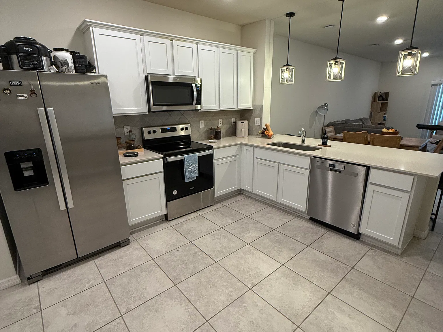 3 bed, 2.5 bath, 1699 sqft, $2,395 — Photo 3
