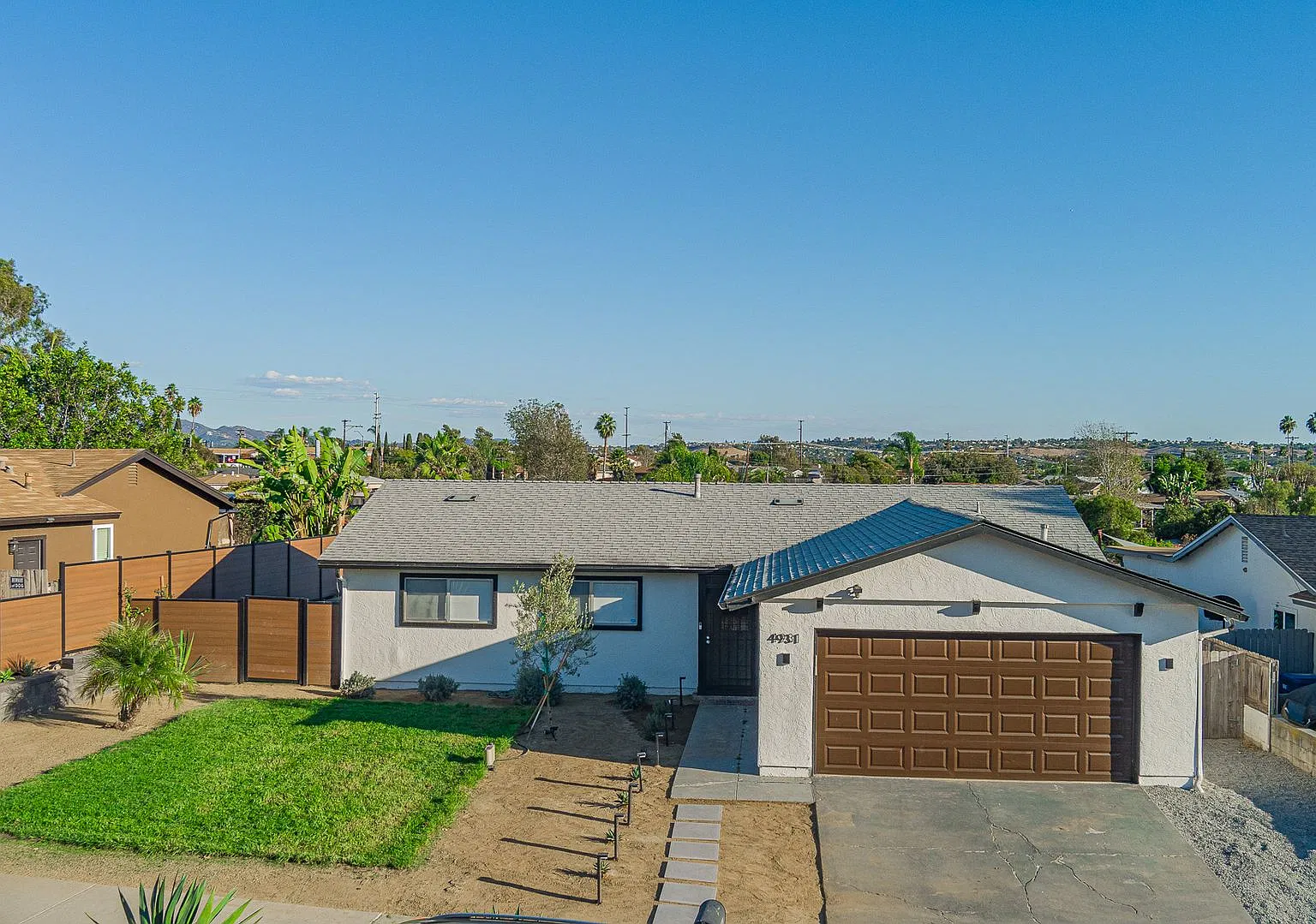 Newly Remodeled 4 bedroom with California room — Photo 3