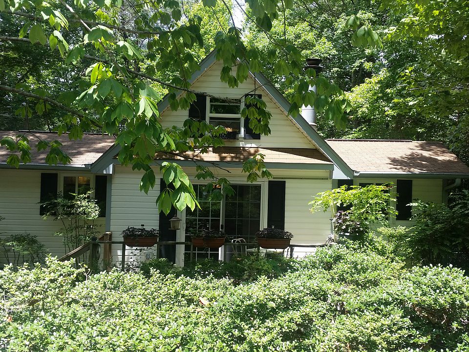 Cabin fenced gated 