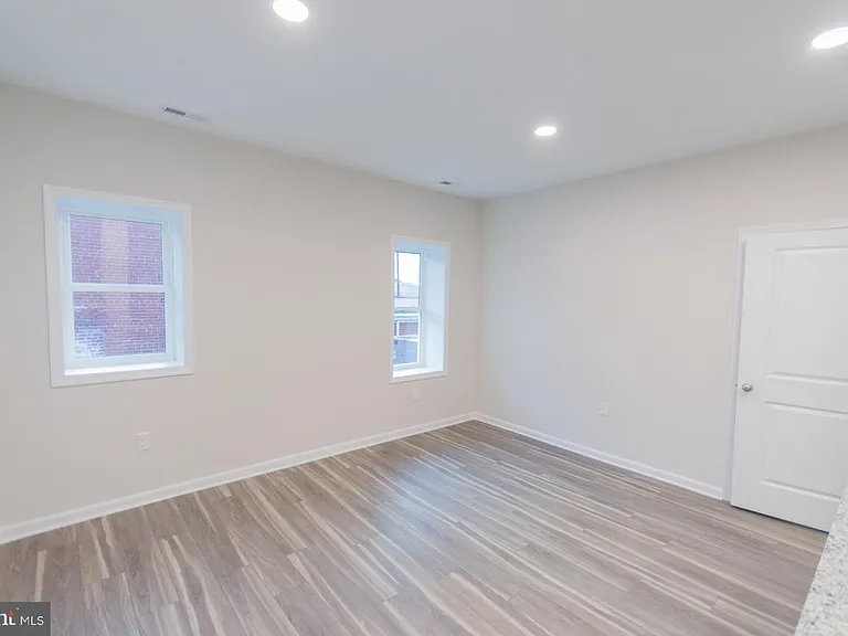 215 King St W #B — Photo 14