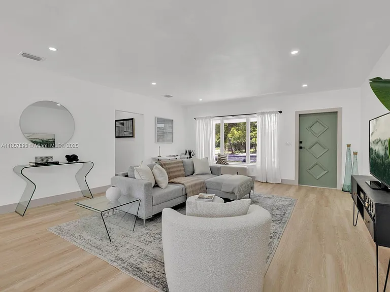 1371 NE 115th St — Photo 11