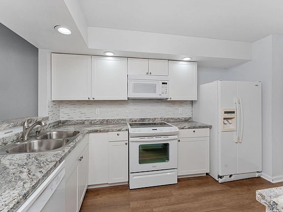 3rd image of 8017 International Village Dr