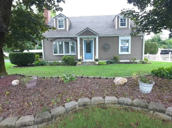 417 River Rd, Agawam, MA 01001