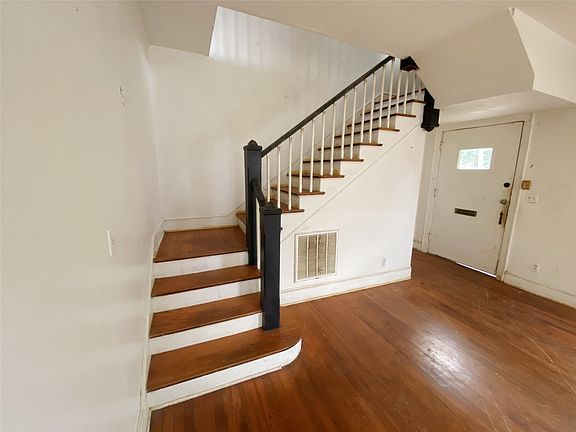 15th image of 107 E Herndon St