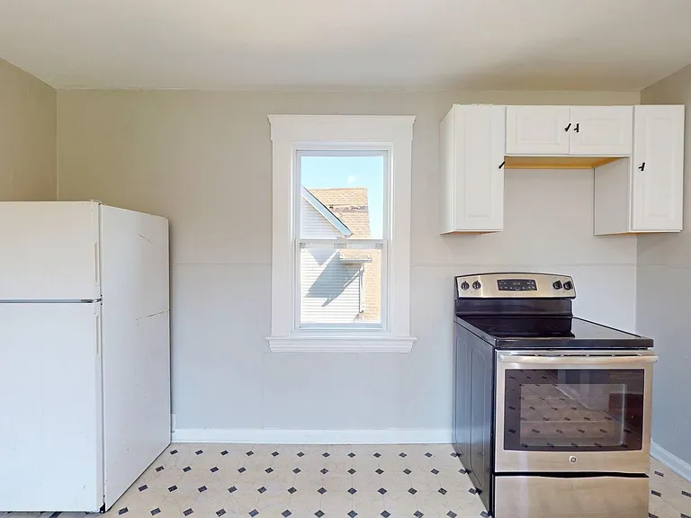 3149 W 32nd St — Photo 6
