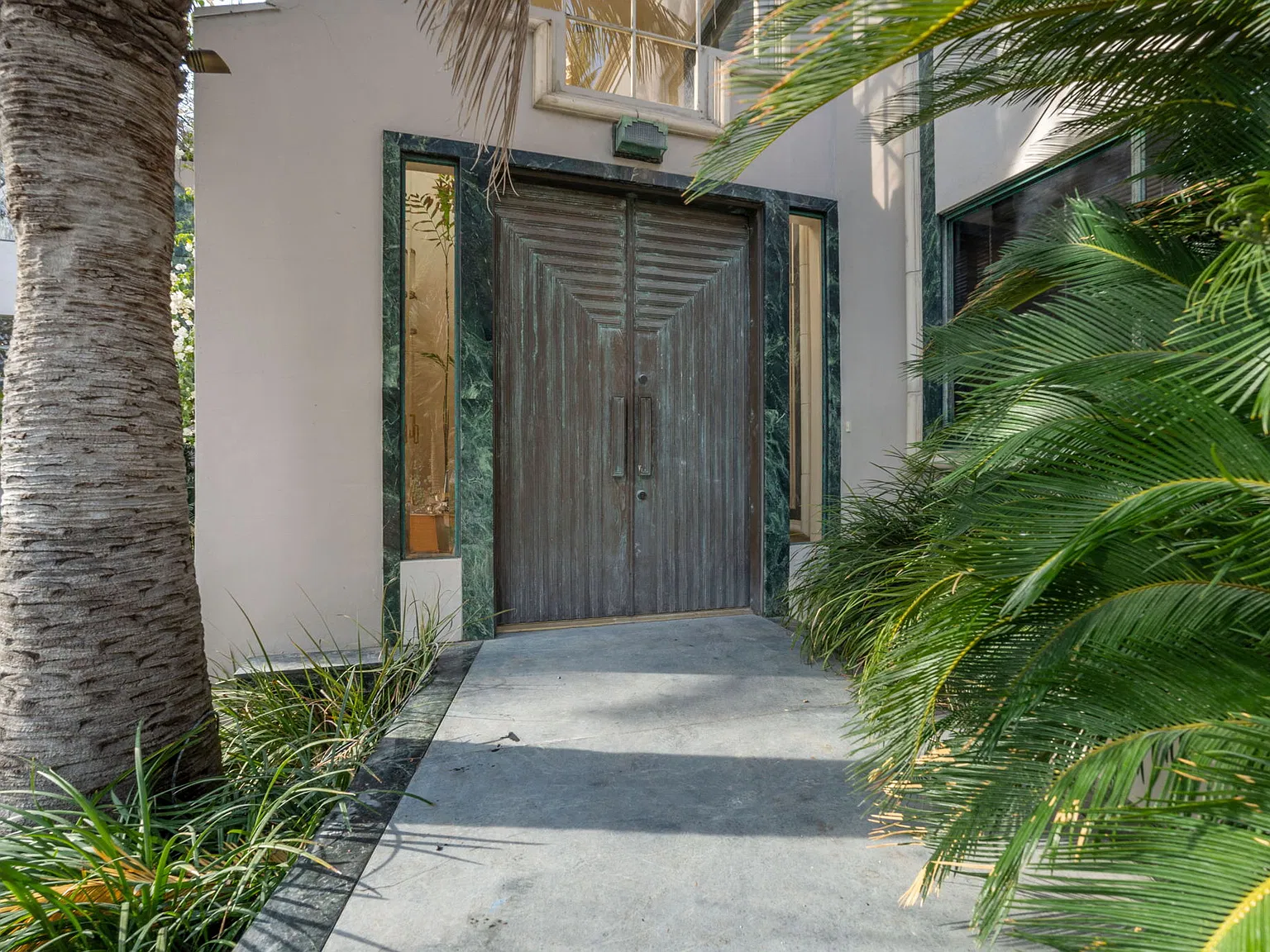 6 bed, 5.5 bath, 5800 sqft, $20,000 — Photo 3