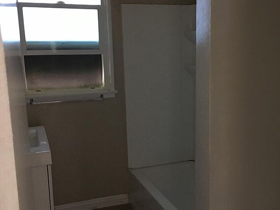 5th image of 1130 W Broadway APT 1