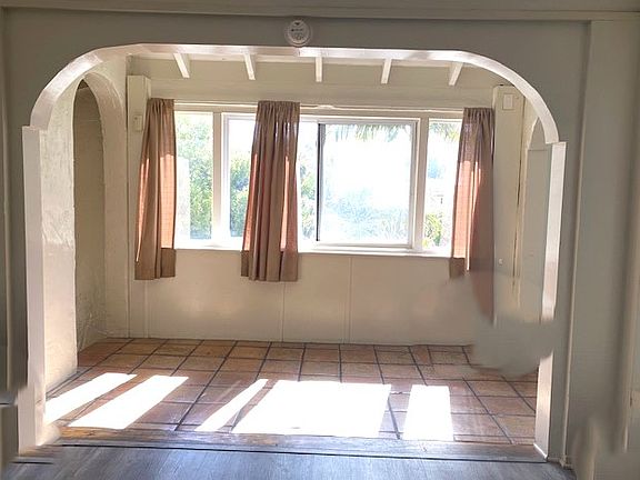 5th image of 10623 Kinnard Ave #10623