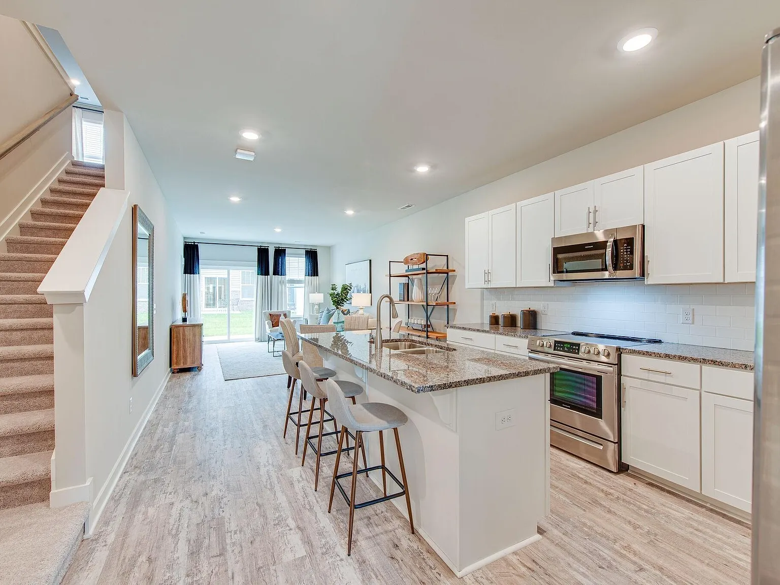 3 bed, 2.5 bath, 1729 sqft, $2,095 — Photo 2