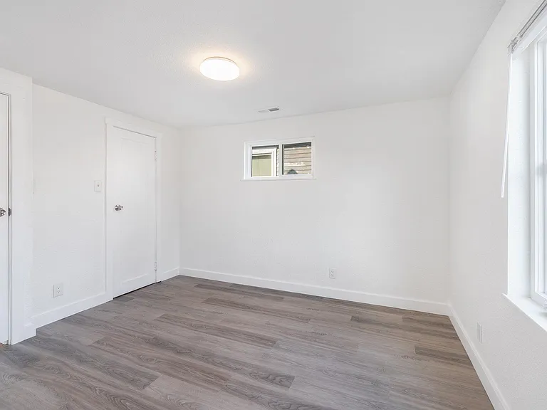 825 E 51st St — Photo 12
