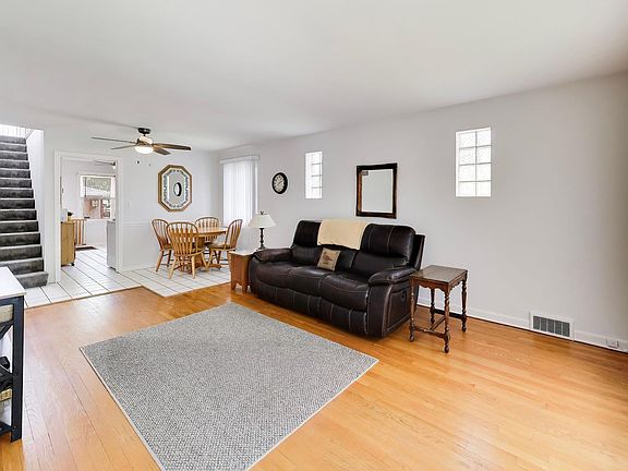3rd image of 6040 N Niagara Ave