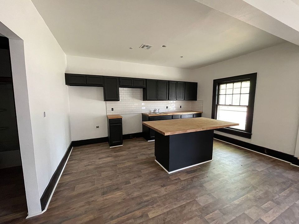 1st image of 204 8th Ave NW #3