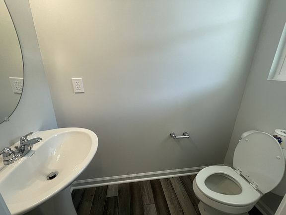 5th image of 5909 Woodlawn Dr #1