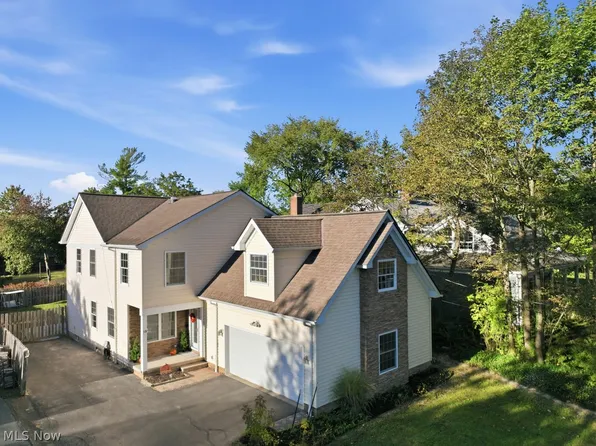 15 E Summit St, Chagrin Falls, OH 44022