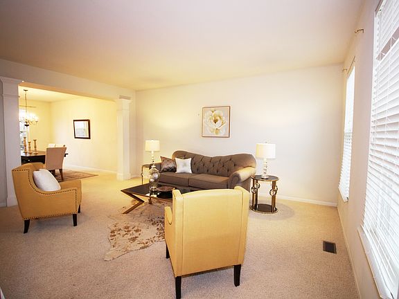 4th image of 4015 Stratford Ln