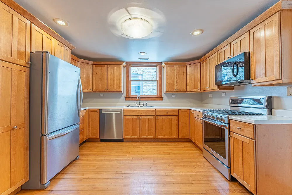 3 bed, 1.0 bath, 1200 sqft, $1,950 — Photo 3