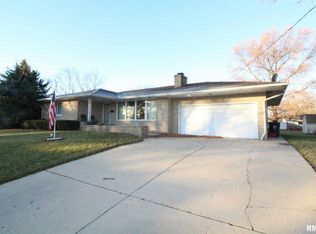 1407 Hilltop Dr, Pekin, IL 61554