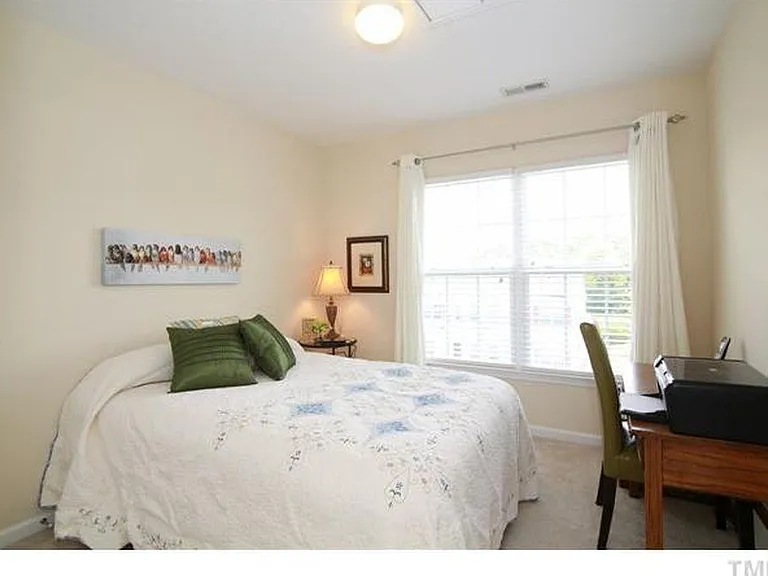 Bedroom 2 (third floor)