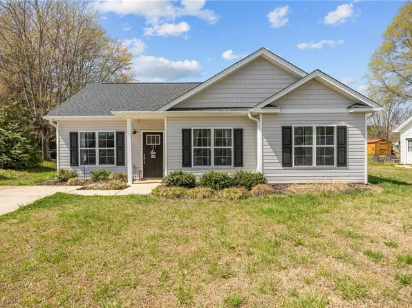 124 Filmore St, Yadkinville, NC 27055