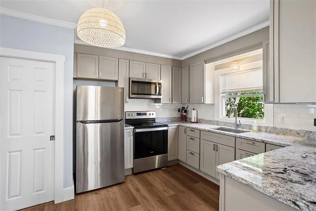 4 bed, 1.5 bath, 1251 sqft, $4,000 — Photo 4