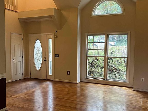 4th image of 6 Moss Spring Ct