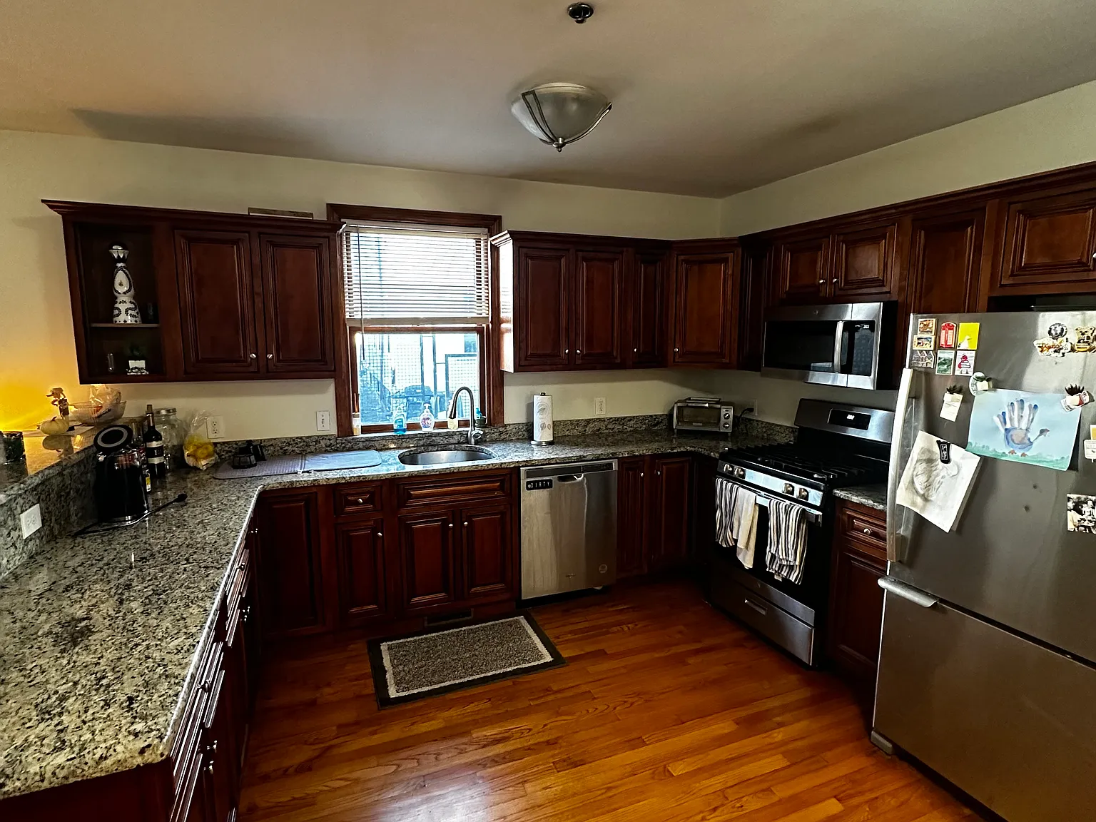 4 bed, 9999 sqft, $5,400 — Photo 2